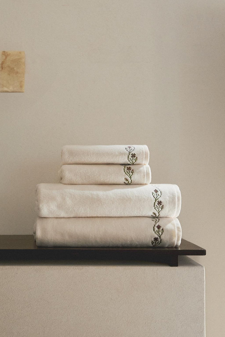 Floral Embroidered Towel Set