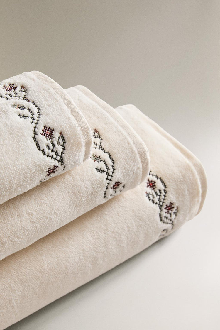 Floral Embroidered Towel Set